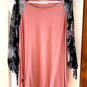 Long sleeve, open shoulder, adorable blouse. SM